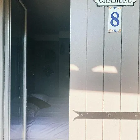 Des Pins Hotel 3*