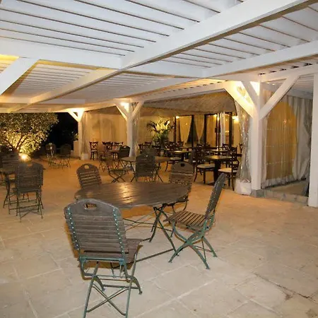 Des Pins Hotel
