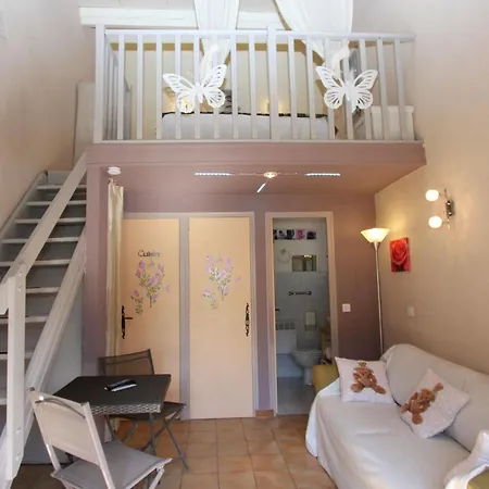 Des Pins Hotel 3*